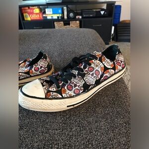 9.5 women’s converse with skull pattern